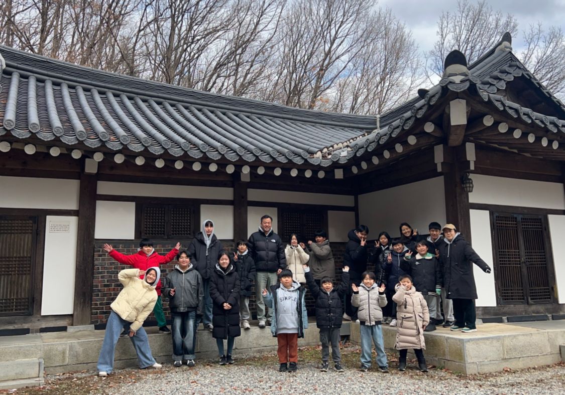 한옥 앞에서 찍은 역사탐방 단체 사진