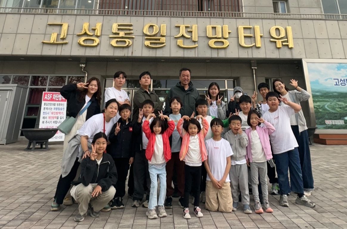 고성통일전망타워 앞 단체 사진