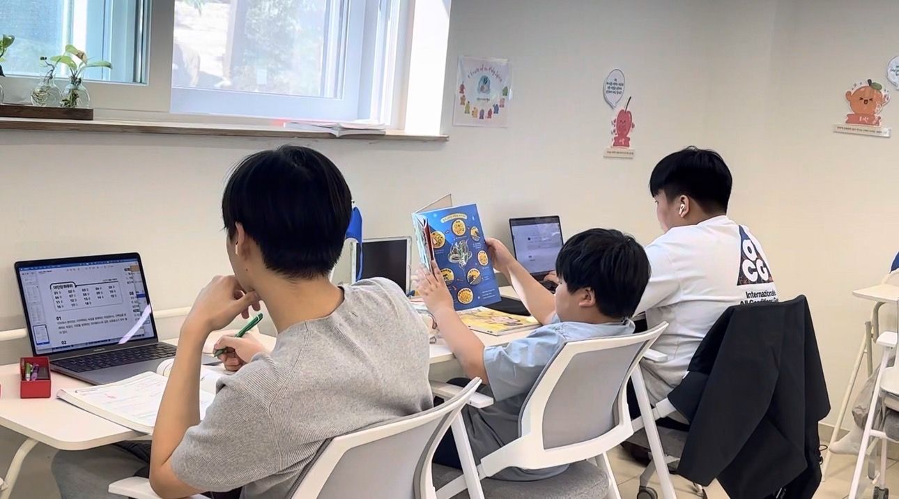 노트북과 교재를 펴 놓고 스스로 공부하는 학생들의 뒷모습