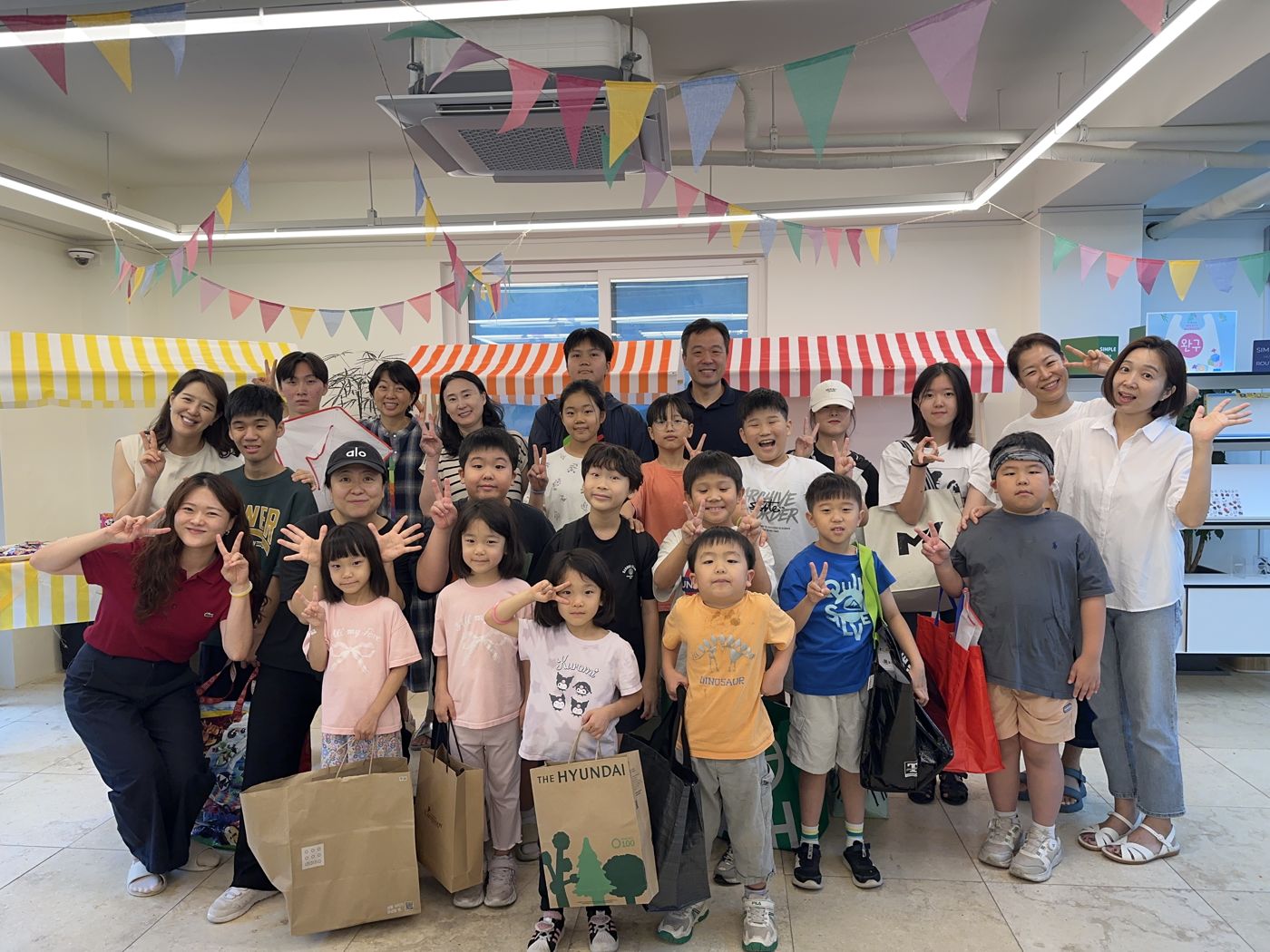 교실에서 함께 손을 흔들며 찍은 단체 사진