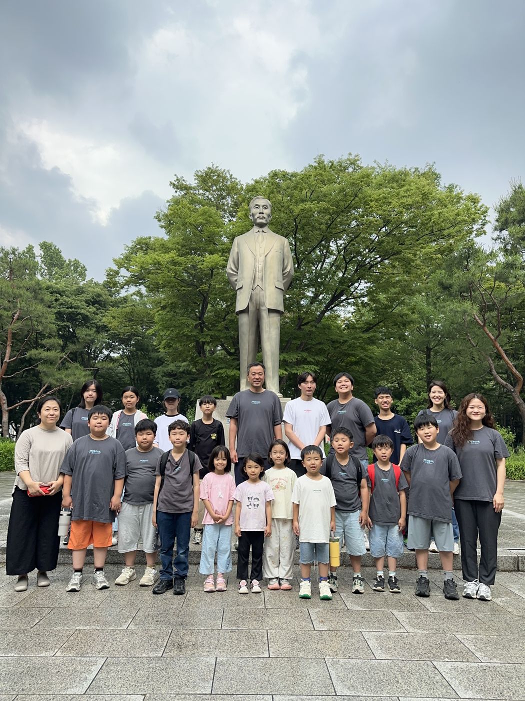 동상 앞에서 찍은 의식탐방 단체 사진