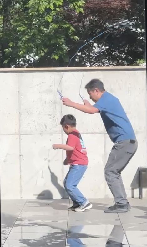 교사와 학생이 함께 줄넘기를 하는 모습