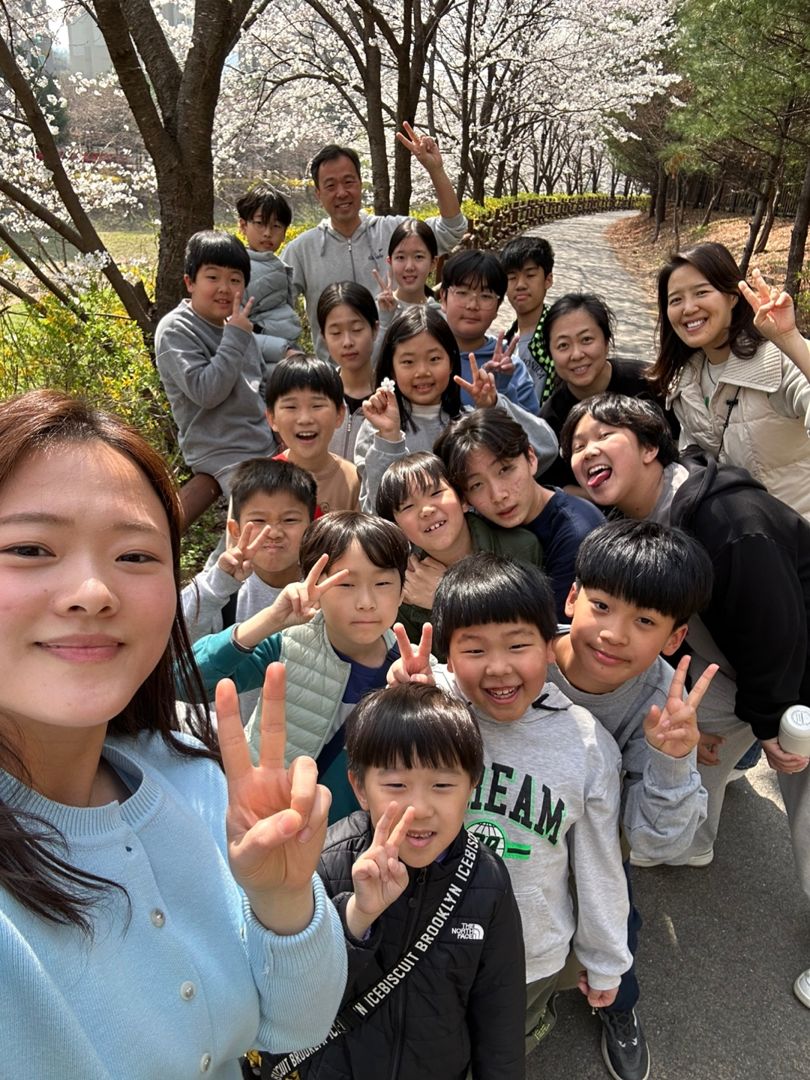 교사와 학생들이 함께 웃으며 찍은 셀카